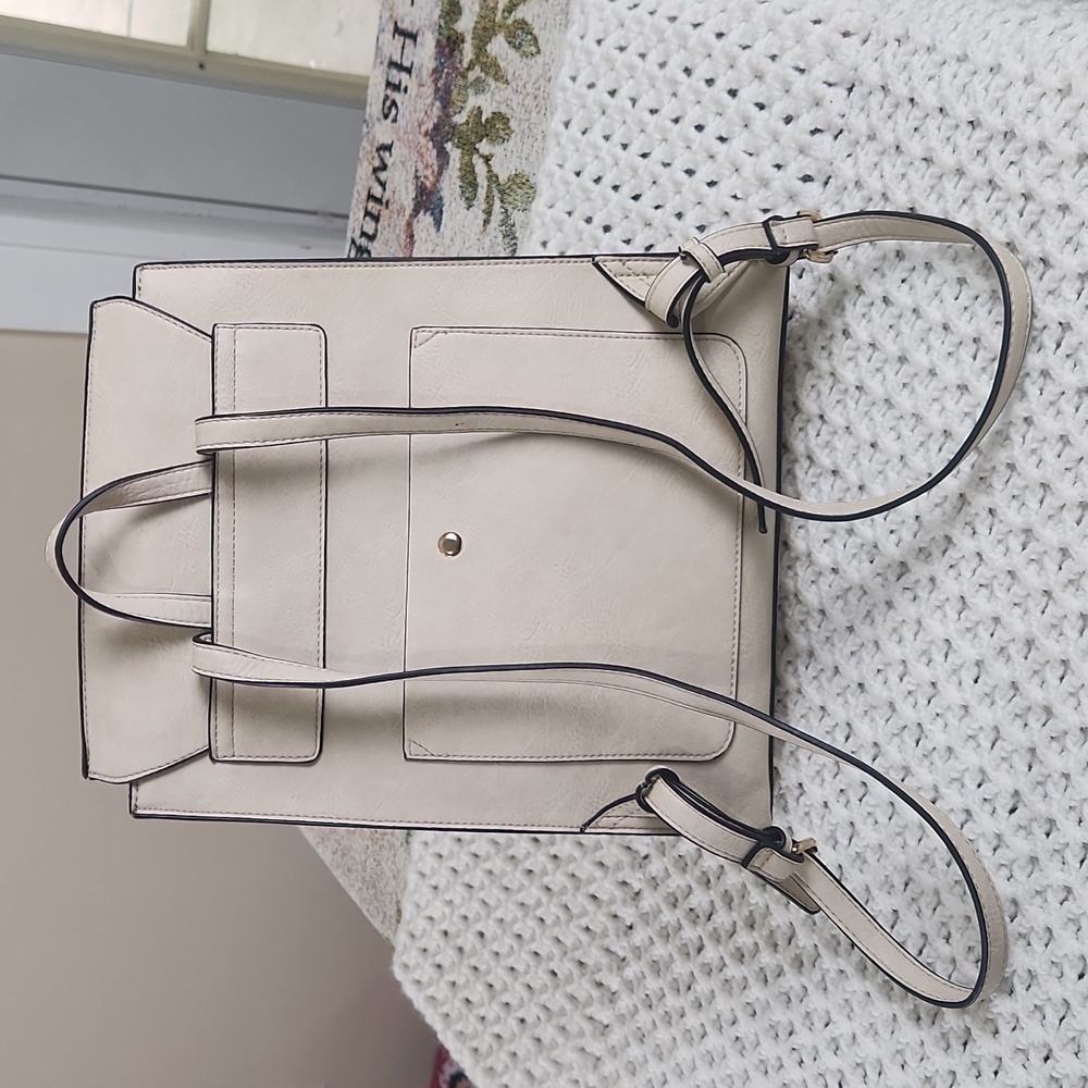 Jen & Co Flap over snap closure, inside zipper pocket, and two slips pockets, ad - Picture 5 of 10